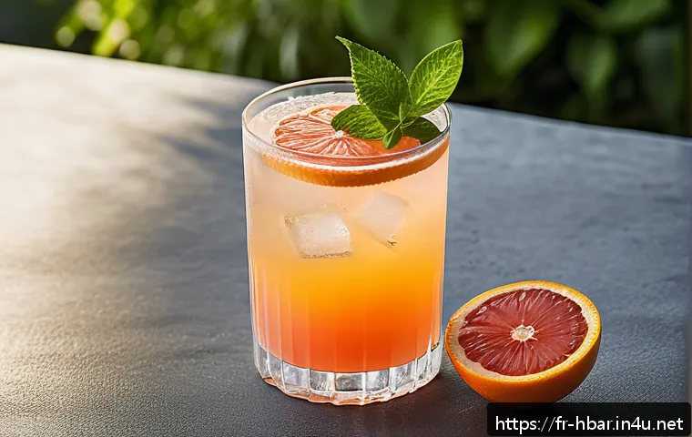 홈바텐더 낮술 칵테일 - A refreshing summer cocktail scene featuring a crystal-clear glass filled with a lightly sparkling c...